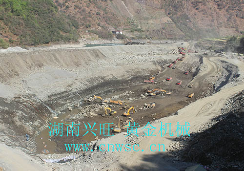 大型 振動(dòng)選金溜槽生產(chǎn)線(xiàn) 現場(chǎng)