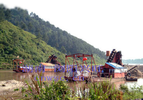 挖鐵砂、挖金兩用船