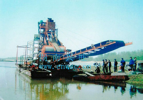 挖鐵砂船現場(chǎng)作業(yè)